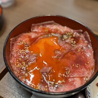 熟成焼肉 あらた - あらた丼 卵割った後