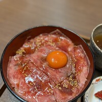 熟成焼肉 あらた - あらた丼 卵と一緒に