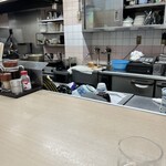 ホーチャン - 厨房、手前がカウンター