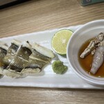 なか乃 - 穴子の白焼。皮がパリッパリ、普通塩ワサビだと思うけどこのタレにつけた方が美味しい！そして肝つき。もー最高！笑