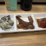なか乃 - お通し。左からなす味噌、にんにく蒟蒻（味が滲みていてめちゃくちゃお酒進む！）、マグロの漬けみたいな（めっちゃねっとり美味しいー！）