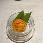 カツレツMATUMURA - パスタのようにもスイーツのようにも見えるニンジンの甘酢和え、そこにグリーンのスナップエンドウが彩りを与えます。酸味、甘みともにキツくなくとても優しい