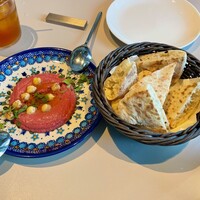 Trattoria Tabule - 焼きたてピタブレッド
                    ビーツとひよこ豆のフムス(2人分)