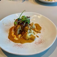 Trattoria Tabule - カリフラワーのロースト　くるみと江戸前ハーブ
                      ピーナッツバター＆スパイスソース(1人分)
                      
                      カレーのようなスパイシーさがあるソース。さっぱりしたカリフラワーと濃厚なピーナッツバターソースがよく合う。