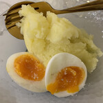 阿部 - ゆで卵とじゃがいものトリュフ