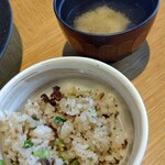 鉄板焼 天 本丸 - ガーリックライスとお味噌汁