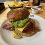 TSUNAMI - ベーコンチーズバーガー、アボカドトッピング
