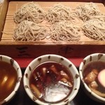 そば処 三津屋 - ここの蕎麦 ８０年以上の歴史ある 板蕎麦に通常の蕎麦つゆ プラス カレーつけ汁 あんかけつけ汁 鳥つけ汁 頼んで楽しめる 芸能人結構来てるお店