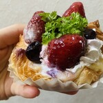 ブーランジェリ･エ･カフェ　オブジェ - お持ち帰り♡気まぐれフルーツデニッシュ♡もうビジュアルが優勝しまくってるよね。どデカい苺ちゃんと大粒のブルーベリーちゃんの爽やかな酸味と2層のたっぷりクリーム、そしてデニッシュ生地の相性が最高♡好♡