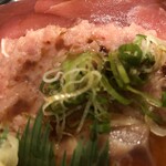 海鮮丼屋 ささご - 料理写真:海鮮丼（８００円）まぐろ、ねぎろと、サーモンと贅沢！