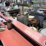 一番 - カウンター越しの厨房　ワンオペ