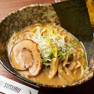 人気の「濃厚魚介らーめん」