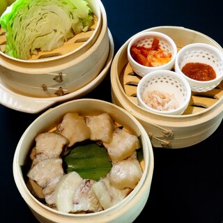 丸々キャベツに蒸し豚を包んで食べる「岩中豚ホッサム」は必食！