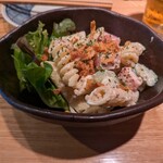 居酒屋 ヨーテル - 日替わりのサラダは最初のつまみに最適。