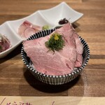 酒肴場 屯 - ご飯には釜揚げしらす。さらにその上に肩ロースのレアチャー