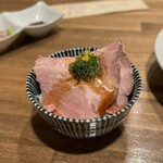 酒肴場 屯 - 絶品カタロースのレアチャー丼には津軽醤油をちょっとたらすと絶品