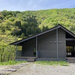 レヴォ - 勾配屋根が雪深さを物語っています。スキー場のロッジのような外観(*´艸`*)窓は森側に面しています。