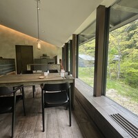 レヴォ - 天然の木の温もりをあちこちに感じられるインテリア。冬は雪深い土地です。