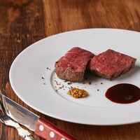 黑毛和牛のステーキ 熟成黑にんにくのフォンドボーソース