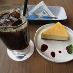 くじら珈琲 - 料理写真:深煎りブレンド(アイス)＆チーズケーキ