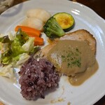 キッチン ブルー グローブ - 黒米、サラダを乗せて