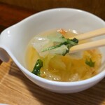 キッチン ブルー グローブ - 具沢山な白菜スープ