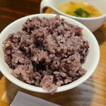 キッチン ブルー グローブ - 黒米大盛りのアップ