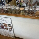 ハーブｔｅａ ハナカゴ - ひと瓶ひと瓶説明して頂きました。