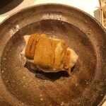 鮓 きずな - 北海道浜中の馬糞ウニ　間に泡醤油　皮醤油がクリームみたい