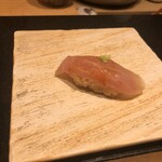 鮓 きずな - 千葉県銚子の金目鯛　昆布締め　ネタの真ん中あたりがキラキラ光っていて綺麗