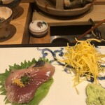 鮓 きずな - 宮城県気仙沼のカツオ　右の添え物は大根のけんの代わりに、柔らかいかぼちゃ