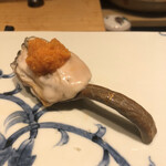 鮓 きずな - 北海道仙鳳趾の牡蠣のお寿司　あかちゃんの拳くらいありそうな大きな牡蠣。豪快に一口で