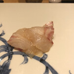 鮓 きずな - 明石の鯛　ねっとり感がたまらない。塩とわさびであっさりと