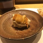 鮓 きずな - 北海道浜中の馬糞ウニ　間に泡醤油　皮醤油がクリームみたい