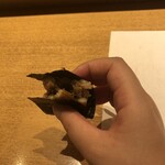 鮓 きずな - 焼きアナゴの手巻き　青森県の一番海苔で巻いて　パリパリ食感　うますぎる