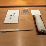 鮨 さかい - カウンター席へ