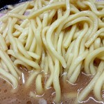 横浜ラーメン 真砂家 - 麺は中太くらいでしょうか。量をもて余すこと無くするするっといけました。