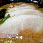 横浜ラーメン 真砂家 - チャーシューはレア感ありで一枚一枚がデカイ！私はスープに沈め、しばらくしてから食べました。