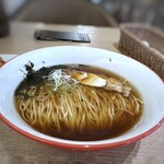 明鏡志水 - 淡麗・醬油（900円）を選びました。クーポン提示で「から揚げ3個無料」なので、それもGET。(^^)v
