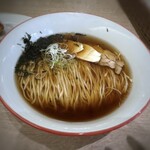 明鏡志水 - ◆ビジュアルがキレイ。塩ではなくお醤油スープでも透明感があり、麺の盛り付けも美しい。