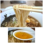 明鏡志水 - ◆麺は滑らか食感。 ◆透明感あるスープは、お醤油味も美味しいですけれど、前回の「塩」が好みです。(^◇^;)