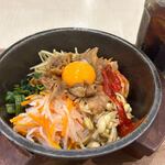 ビビン亭 - 料理写真:石焼ビビンバはカルビの乗ったカルビ石焼ビビンバ９１３円。