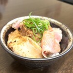 麺屋 七利屋 - 炙りチャーシュー丼250円