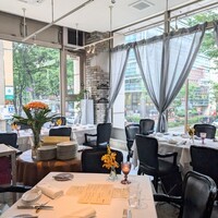 レストラン アルティザン（restaurant Artisan） - 開放的な店内