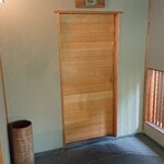 鮨 おおが - こっちは入り口ではなくて左側に入り口がある