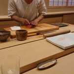 鮨 おおが - 切られている様子