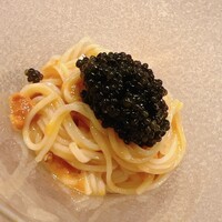 麻布 かどわき - ウニ素麺です。てんこ盛りのキャビアはその半分をお酒のつまみにしてしまいました（＾◇＾）器は分かりにくいけど、オールドバカラの梨地です。素麺はやや太めで冷麦との中間くらい。
