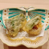 麻布 かどわき - 天ぷらです。左が牛タン、右がオクラと加賀蓮根