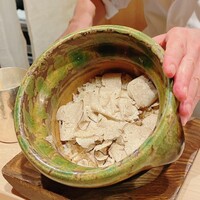 麻布 かどわき - トリュフご飯です。このサマートリュフ、大袈裟ではなくテニスボールくらいの大きさでした。巷で良く見かけるのはピンポン玉くらいの大きさですけど\(//∇//)\