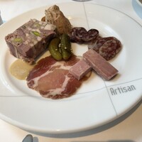 レストラン アルティザン（restaurant Artisan） - 相方がオーダーした肉肉しい1品。　パテのみのメニューもあったけれど、この盛り合わせにある半分で充分楽しめたよう。この量が前菜って、すごい。
